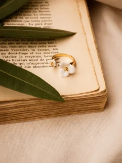 Bague FaceToFace bougainvillier blanc><noscript><img width=