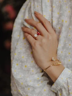 Bague FaceToFace coccinelle et fleur blanche><noscript><img width=