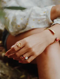 Bague FaceToFace coccinelle et fleur blanche><noscript><img width=