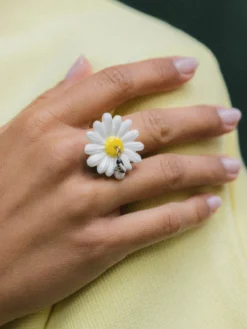 Bague maxi marguerite et pampille abeille><noscript><img width=