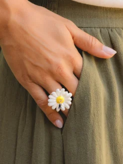 Bague maxi marguerite et pampille abeille><noscript><img width=
