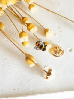 Bee pin><noscript><img width=