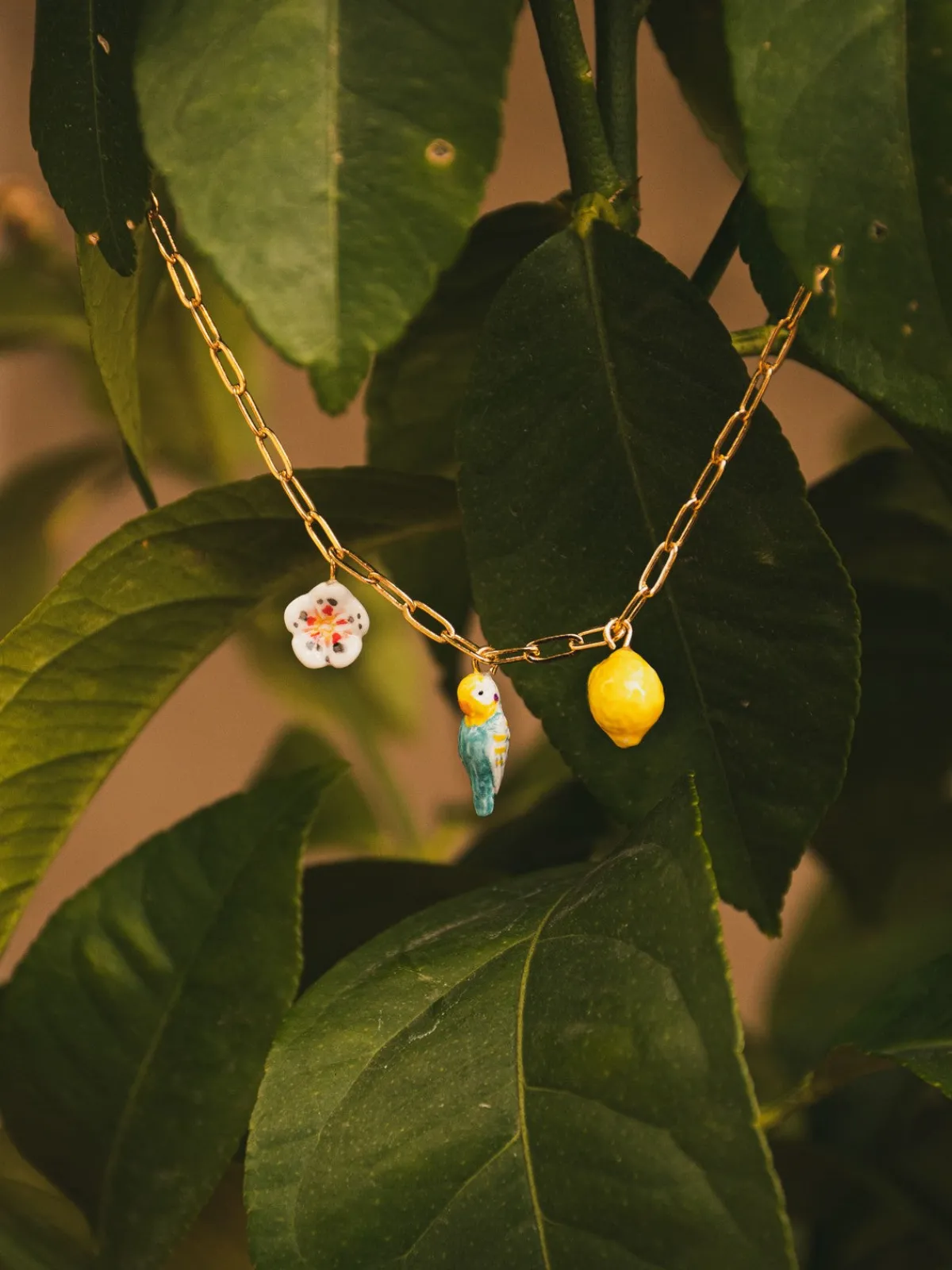 Blue parakeet, lemon and flower necklace>NACH BIJOUX Online
