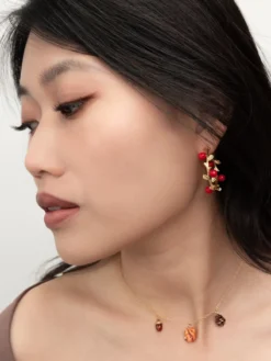 Boucles d'oreilles branches baies rouges><noscript><img width=