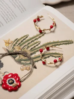 Boucles d'oreilles branches baies rouges><noscript><img width=
