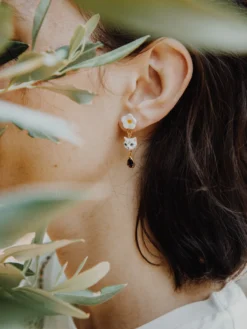 Boucles d'oreilles chat tabby et fleur avec pampille>NACH BIJOUX Online