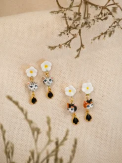 Boucles d'oreilles chat tabby et fleur avec pampille><noscript><img width=