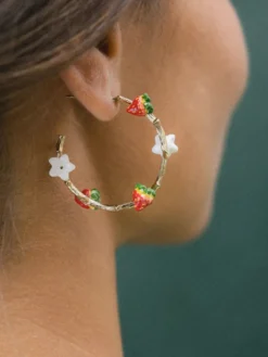 Boucles d'oreilles créoles branche fraises et fleur>NACH BIJOUX Online
