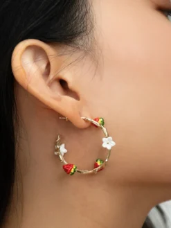 Boucles d'oreilles créoles branche fraises et fleur><noscript><img width=