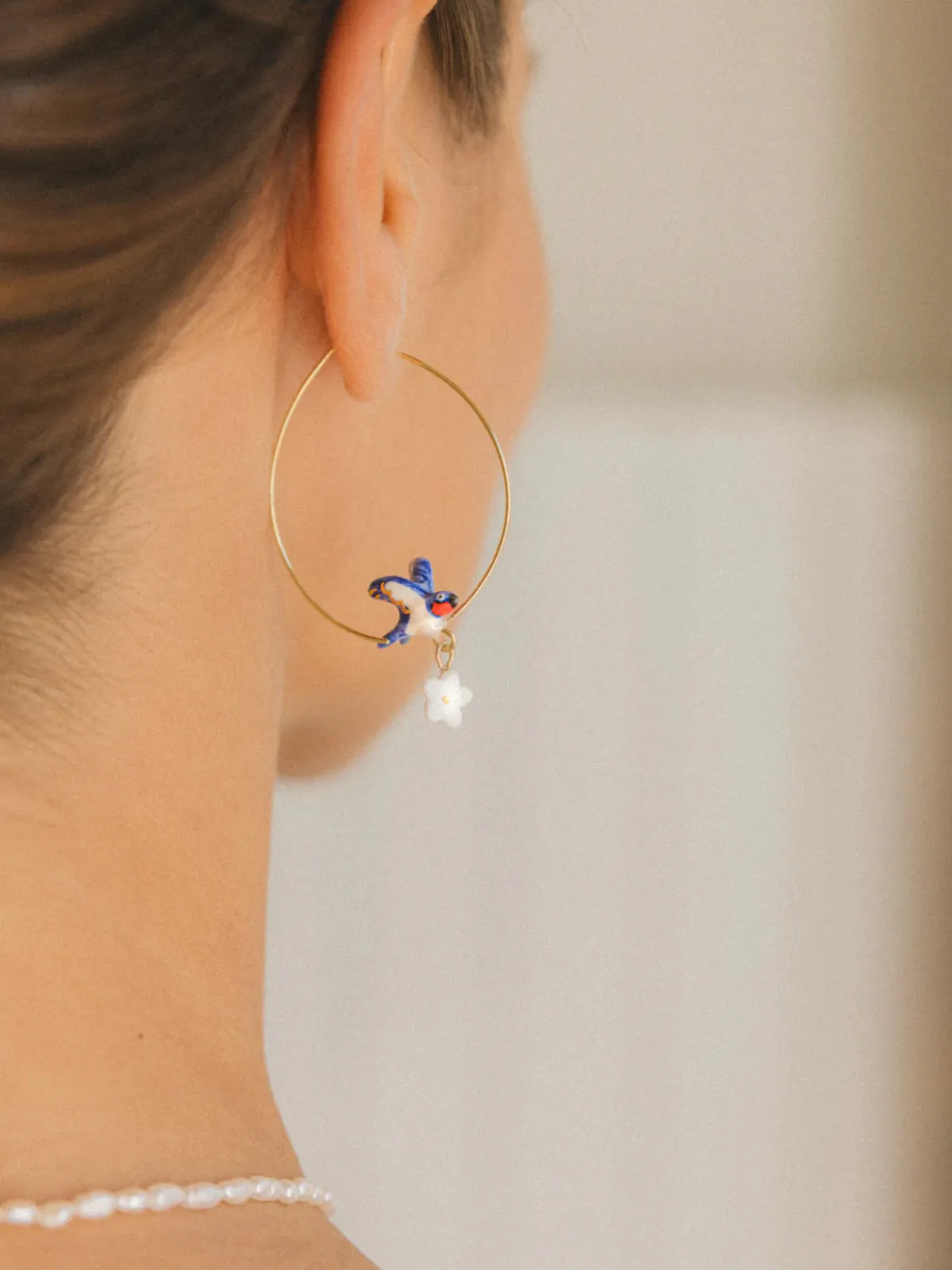 Boucles d'oreilles créoles hirondelle et fleur>NACH BIJOUX Discount
