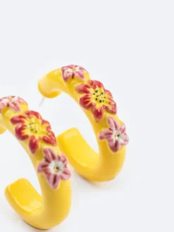 Boucles d’oreilles créoles jaunes à fleurs><noscript><img width=