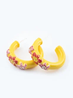 Boucles d’oreilles créoles jaunes à fleurs><noscript><img width=