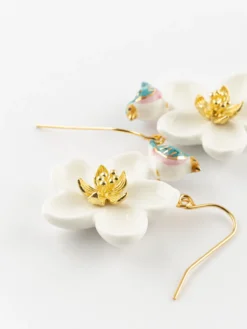 Boucles d'oreilles fleur blanche et oiseau bleu><noscript><img width=