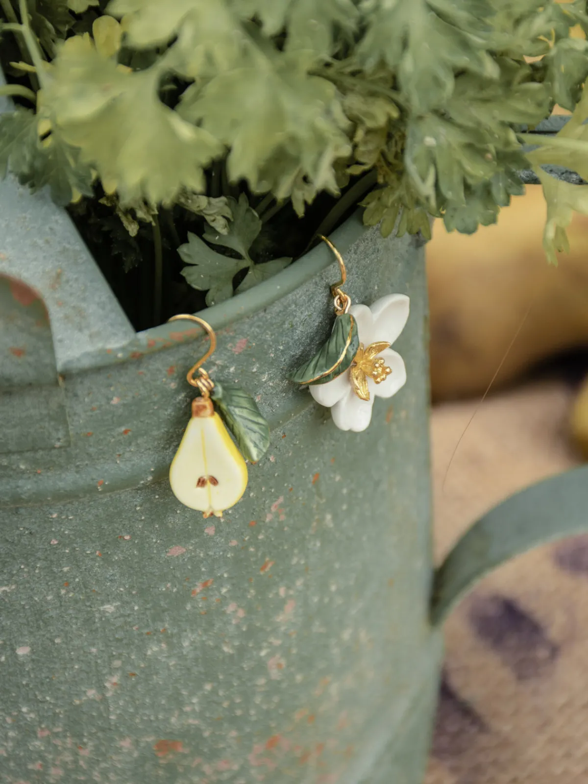 Boucles d'oreilles fleur de poirier, poire et feuille>NACH BIJOUX Online