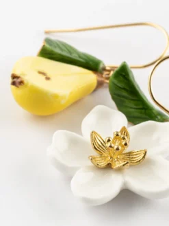 Boucles d'oreilles fleur de poirier, poire et feuille><noscript><img width=