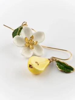 Boucles d'oreilles fleur de poirier, poire et feuille><noscript><img width=