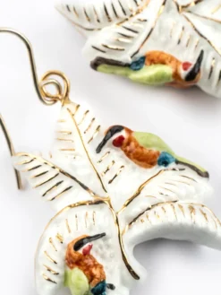 Boucles d'oreilles guêpiers d'Afrique sur palmiers blancs><noscript><img width=