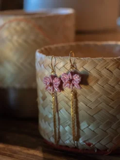 Boucles d'oreilles orchidée rose avec franges><noscript><img width=