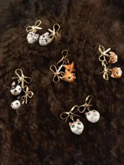 Boucles d'oreilles pendantes chien Yorkshire et nœud><noscript><img width=