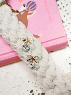 Boucles d'oreilles pendantes chat tabby et nœud><noscript><img width=