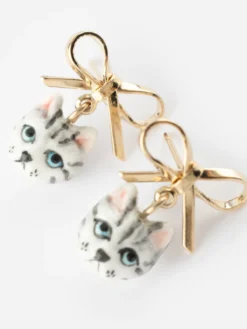 Boucles d'oreilles pendantes chat tabby et nœud><noscript><img width=