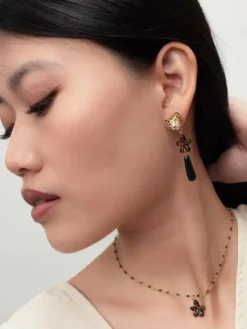 Boucles d'oreilles pendantes léopard et fleur d'Erine><noscript><img width=