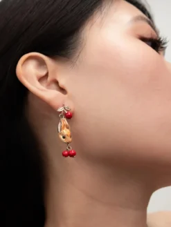 Boucles d'oreilles pendantes lapin et baies><noscript><img width=