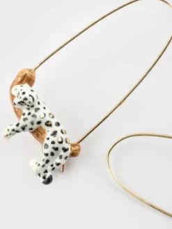 Boucles d'oreilles pendantes léopard blanc sur sa branche><noscript><img width=