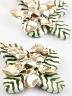 Boucles d'oreilles pendantes pétales zèbre vert><noscript><img width=