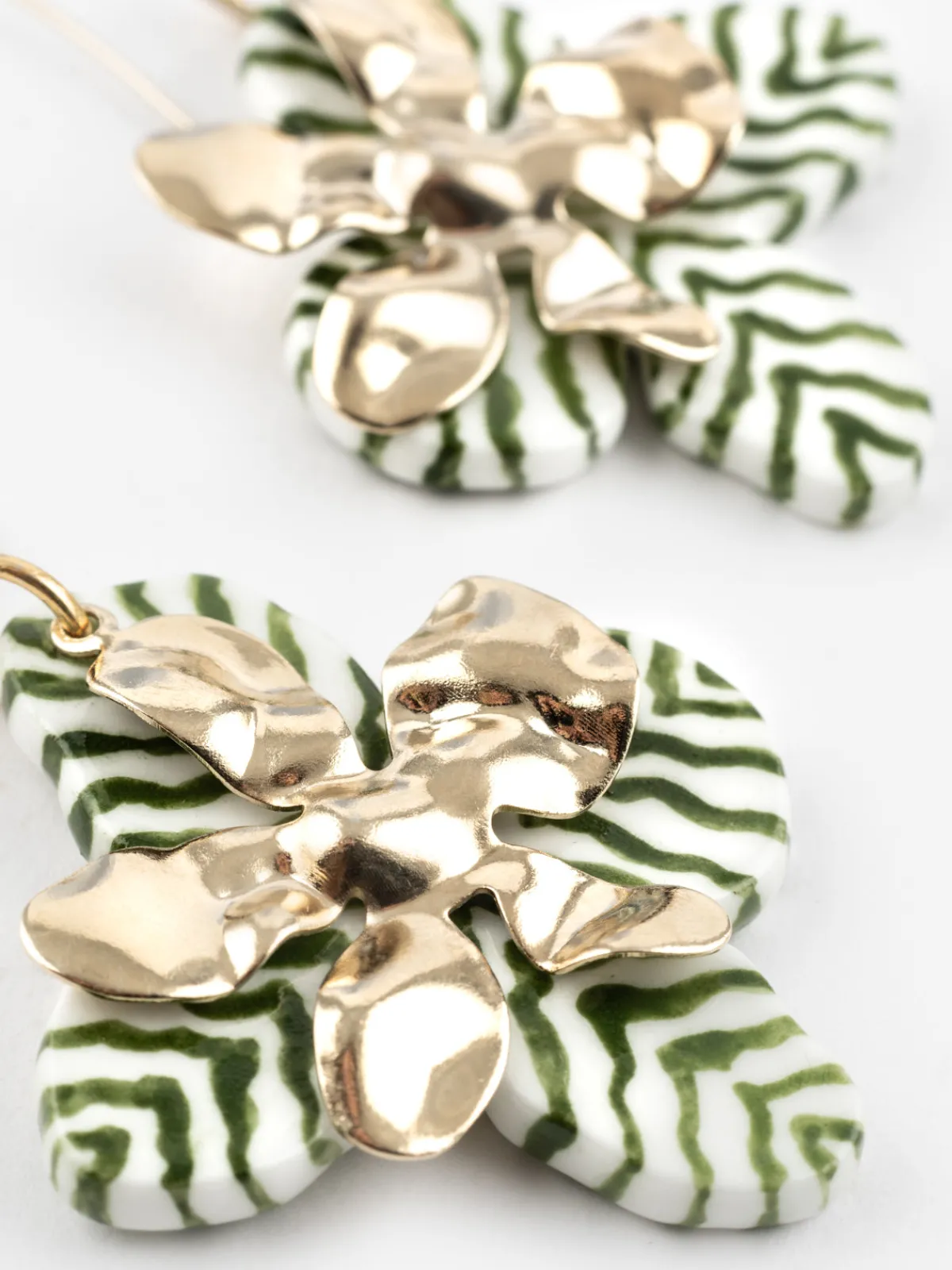 Boucles d'oreilles pendantes pétales zèbre vert>NACH BIJOUX Clearance