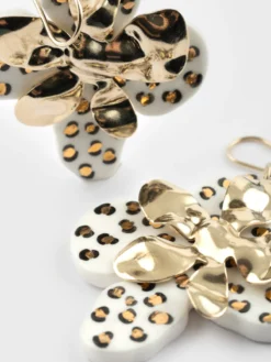 Boucles d'oreilles pendantes pétales léopard blanc et doré><noscript><img width=