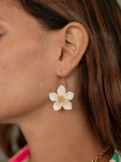 Boucles d'oreilles pendantes fleur blanche>NACH BIJOUX