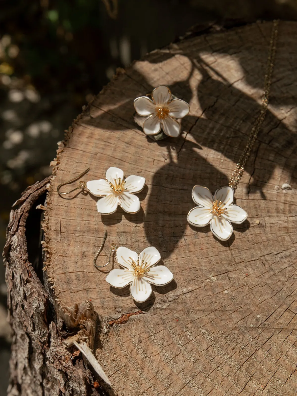 Boucles d'oreilles pendantes fleur blanche>NACH BIJOUX