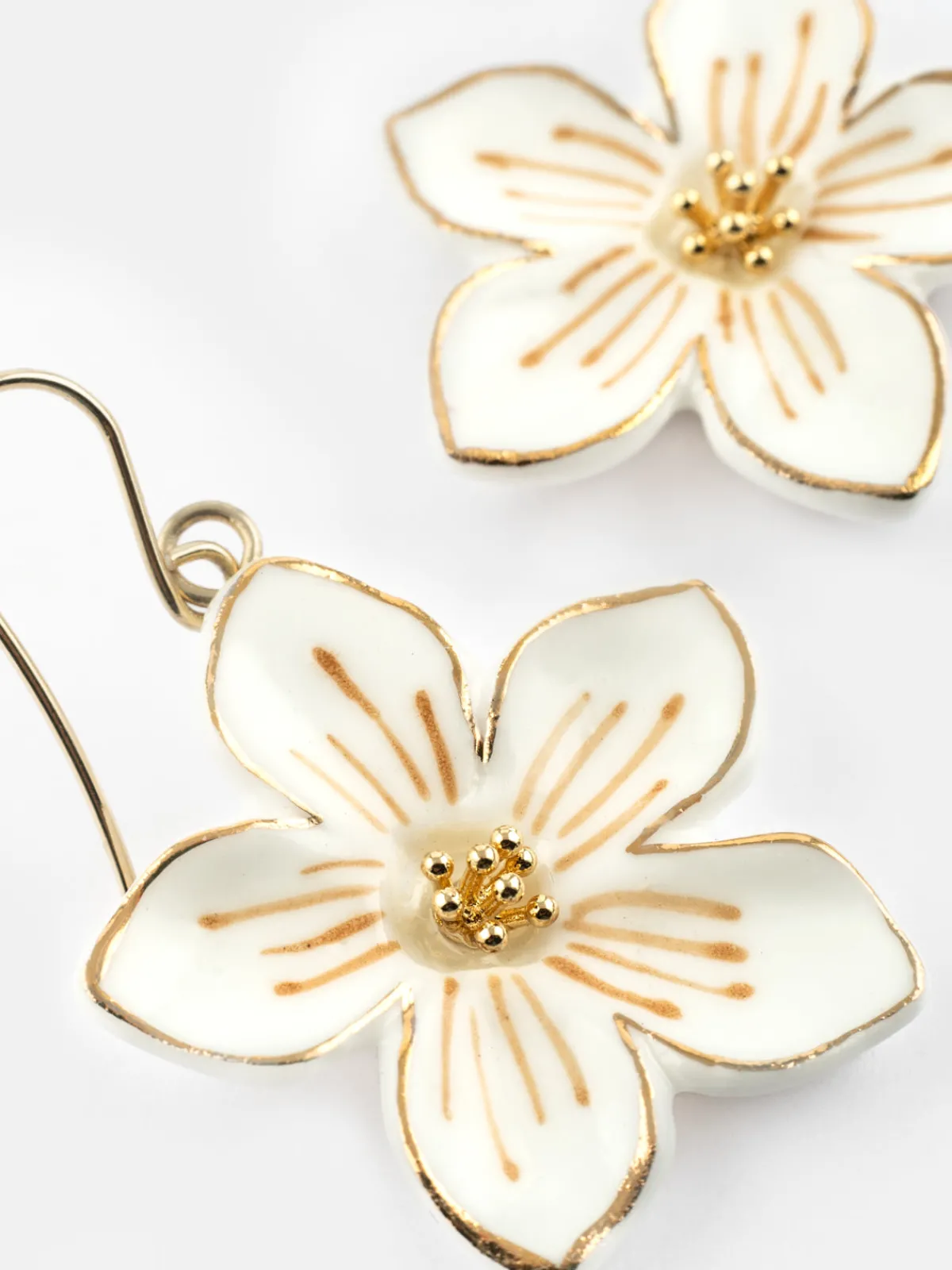 Boucles d'oreilles pendantes fleur blanche>NACH BIJOUX