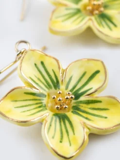 Boucles d'oreilles pendantes fleur jaune><noscript><img width=