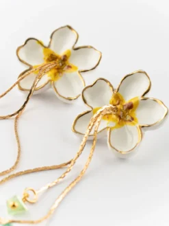 Boucles d'oreilles pendantes fleur de poirier><noscript><img width=