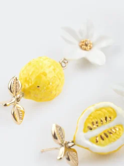 Boucles d'oreilles pendantes citron et fleur><noscript><img width=
