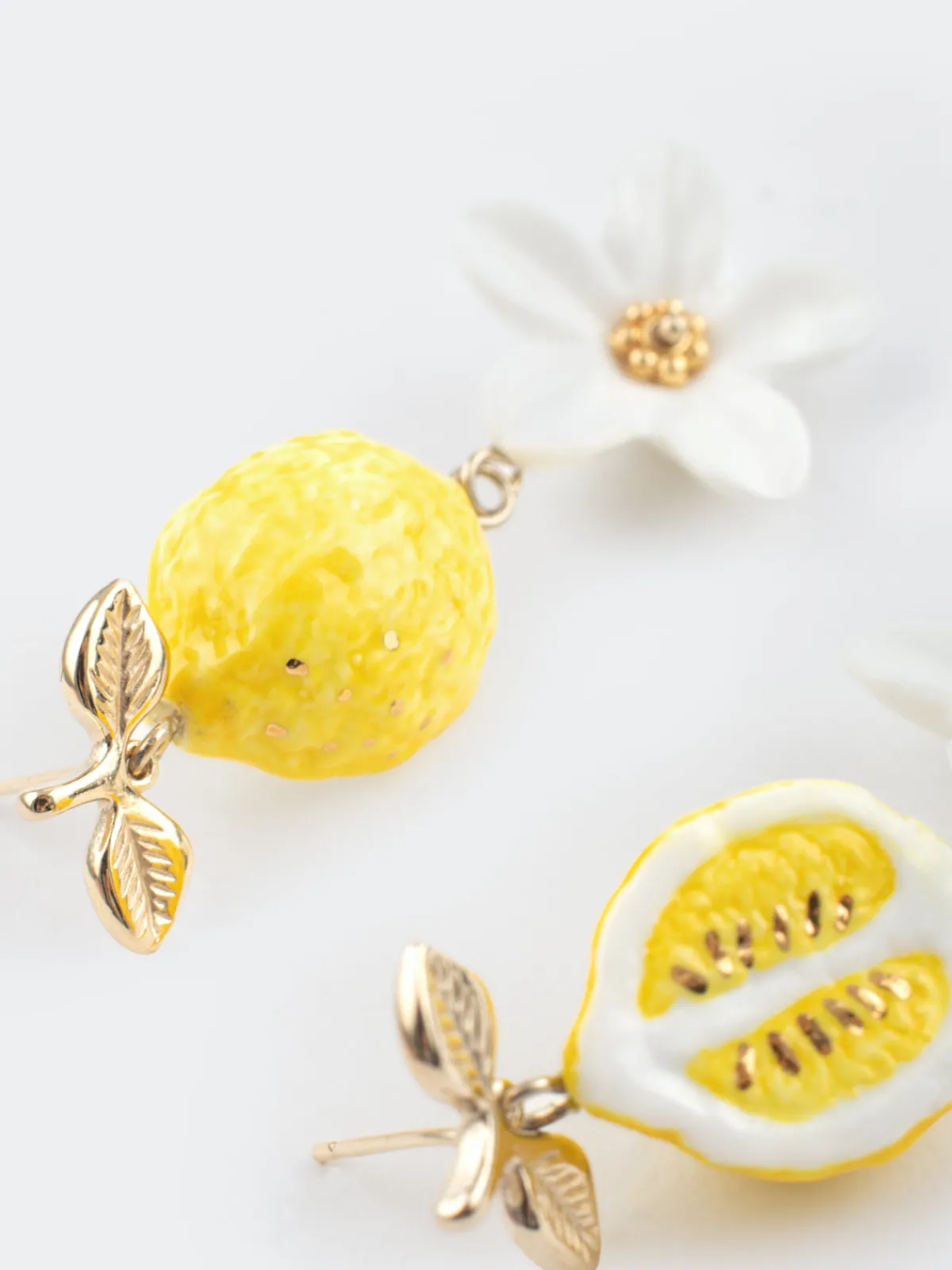 Boucles d'oreilles pendantes citron et fleur>NACH BIJOUX Online