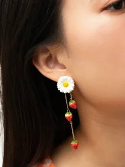 Boucles d'oreilles pendantes marguerite et fraises>NACH BIJOUX New