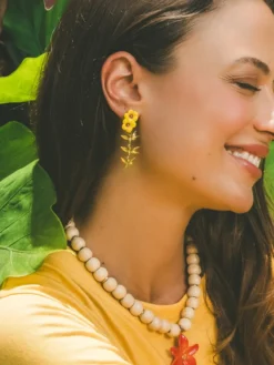 Boucles d’oreilles pendantes double hibiscus et feuilles>NACH BIJOUX