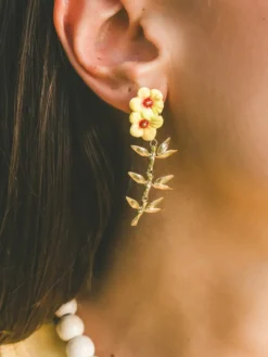 Boucles d’oreilles pendantes double hibiscus et feuilles><noscript><img width=