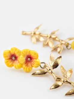 Boucles d’oreilles pendantes double hibiscus et feuilles><noscript><img width=