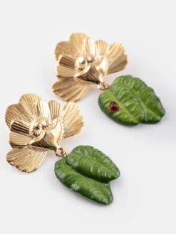 Boucles d'oreilles pendantes - Fleurs et coccinelle><noscript><img width=