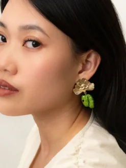 Boucles d'oreilles pendantes - Fleurs et coccinelle><noscript><img width=
