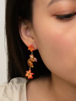 Boucles d’oreilles pendantes lys et singe>NACH BIJOUX New