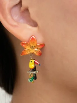 Boucles d’oreilles pendantes lys et toucan>NACH BIJOUX Hot