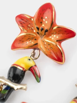 Boucles d’oreilles pendantes lys et toucan><noscript><img width=
