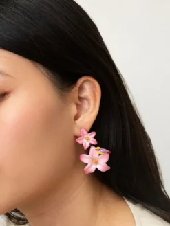 Boucles d’oreilles pendantes double lys roses><noscript><img width=