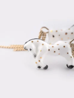 Boucles d’oreilles pendantes cheval blanc et chaînes><noscript><img width=