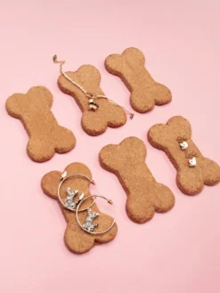 Boucles d'oreilles puces - chien Coton de Tulear et nœud><noscript><img width=